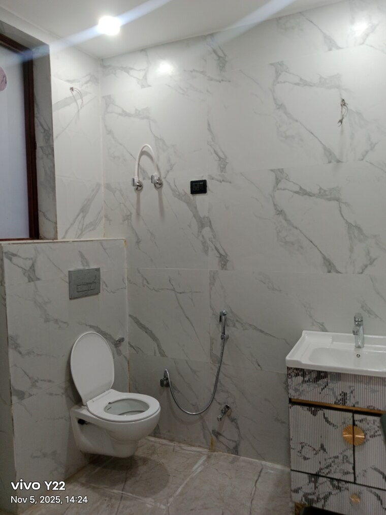 Attached Bathroom, sector 37 3 Bedroom 2000 Sq.Ft. Builder Floor In Sector 37 Faridabad 9402836