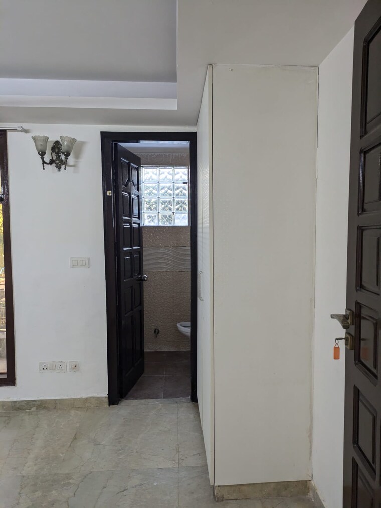 Room, defence colony 2 Bedroom 1500 Sq.Ft. Apartment In Defence Colony Delhi 9402725
