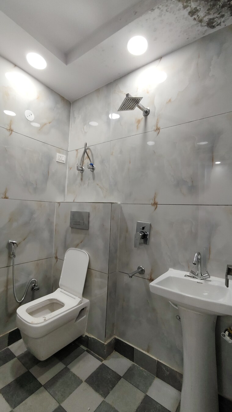 Bathroom, govindpuri 3 Bedroom 950 Sq.Ft. Builder Floor In Govindpuri Delhi 9402889