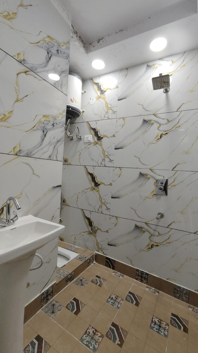 Attached Bathroom, govindpuri 3 Bedroom 950 Sq.Ft. Builder Floor In Govindpuri Delhi 9402889