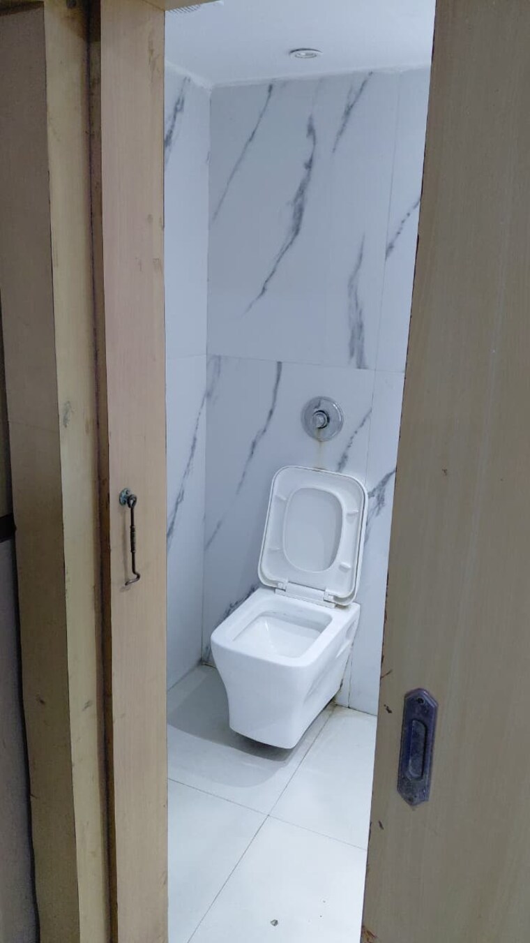 Bathroom, park street Commercial Office Space 700 Sq.Ft. In Park Street Kolkata 9402870