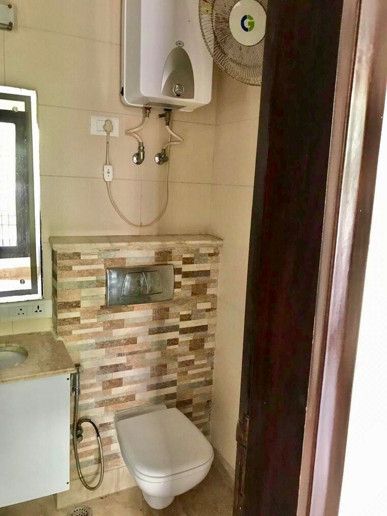 Bathroom, safdarjung enclave 3 Bedroom 2000 Sq.Ft. Apartment In Safdarjung Enclave Delhi 9402876