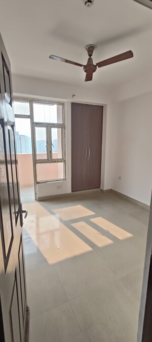 Room in 2.5 BHK Apartment at Supertech Cape Town, Sector 74 – for Sale