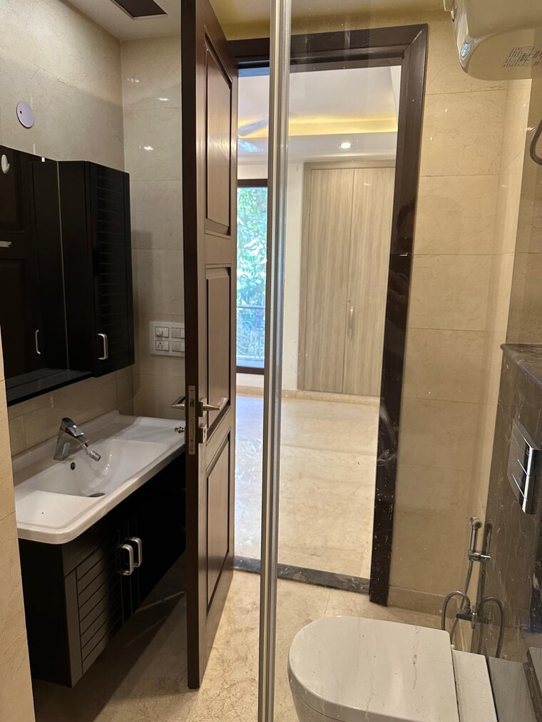 Bathroom, gulmohar park 3 Bedroom 1800 Sq.Ft. Apartment In Gulmohar Park Delhi 9403012