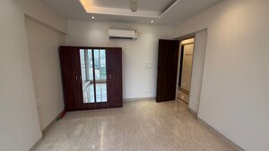 Room in 4 BHK Apartment at Khar West – for Rent
