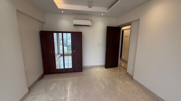 Room in 4 BHK Apartment at Khar West – for Rent