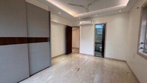 Room in 4 BHK Apartment at Khar West – for Rent