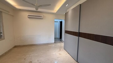 Room in 4 BHK Apartment at Khar West – for Rent