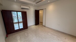 Room in 4 BHK Apartment at Khar West – for Rent