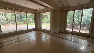 Room in 4 BHK Apartment at Khar West – for Rent