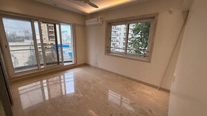 Room in 4 BHK Apartment at Khar West – for Rent