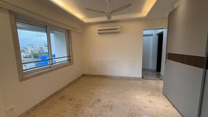 Room in 4 BHK Apartment at Khar West – for Rent