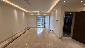 Room in 4 BHK Apartment at Khar West – for Rent