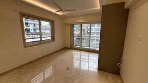Room in 4 BHK Apartment at Khar West – for Rent