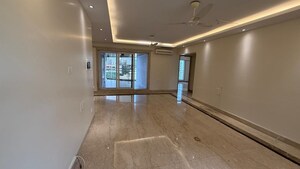 Room in 4 BHK Apartment at Khar West – for Rent