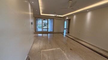 Room in 4 BHK Apartment at Khar West – for Rent