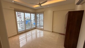 Room in 4 BHK Apartment at Khar West – for Rent
