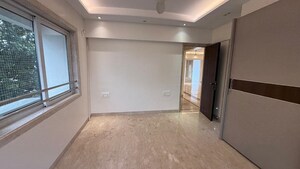 Room in 4 BHK Apartment at Khar West – for Rent