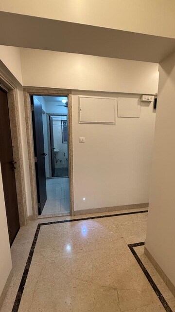 Room in 4 BHK Apartment at Khar West – for Rent