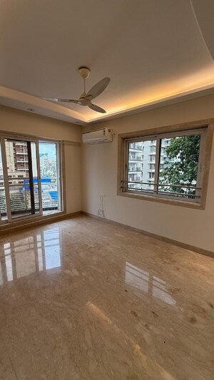 Room in 4 BHK Apartment at Khar West – for Rent