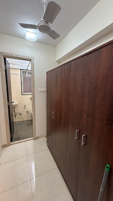 Room in 4 BHK Apartment at Khar West – for Rent