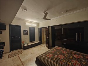 Bedroom in 4 BHK Apartment at Khar West – for Rent