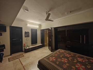 Bedroom in 4 BHK Apartment at Khar West – for Rent