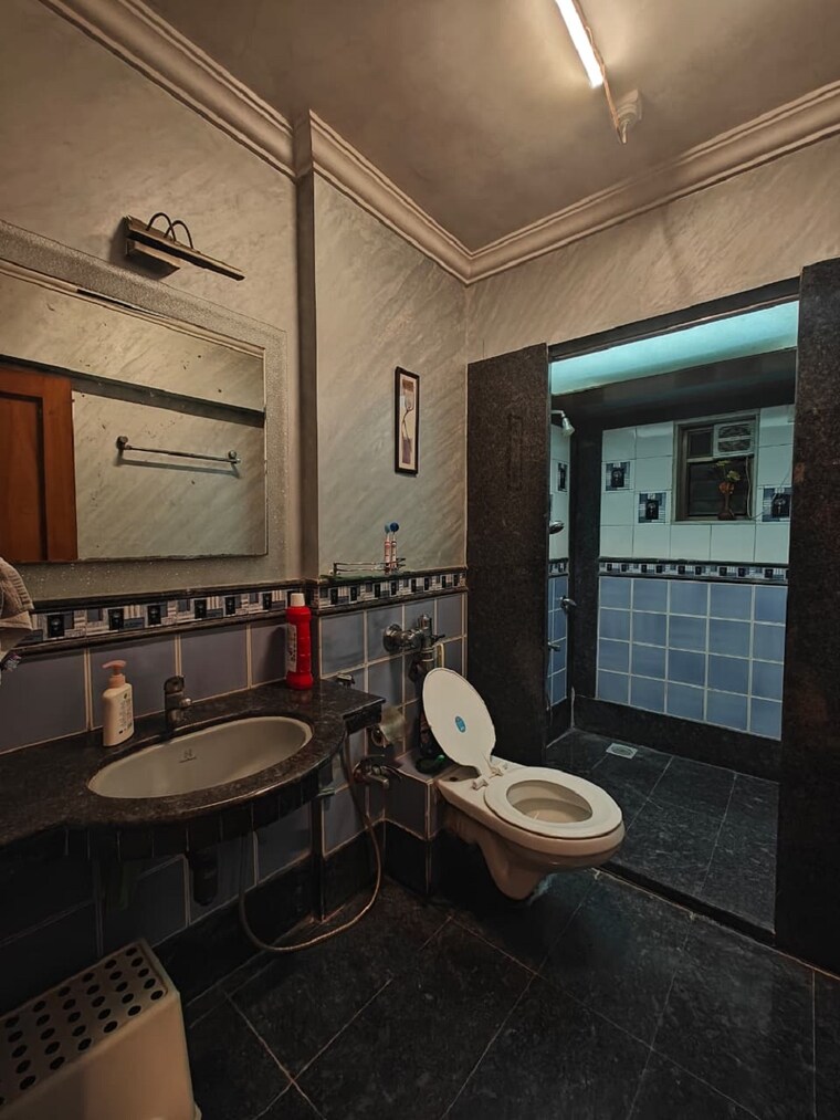 Attached Bathroom, khar west 4 Bedroom 1400 Sq.Ft. Apartment In Khar West Mumbai 9403319