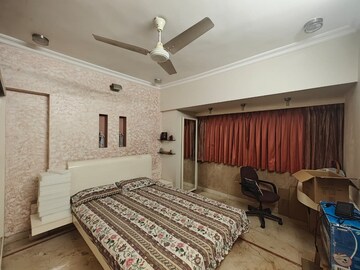 Bedroom in 4 BHK Apartment at Khar West – for Rent