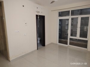 Room in 2.5 BHK Apartment at Omaxe R2, Gomti Nagar – for Rent