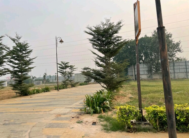 Garden, bptp-green-oaks  131 Sq.Yd. Plot In Sector 70a Gurgaon 9403753