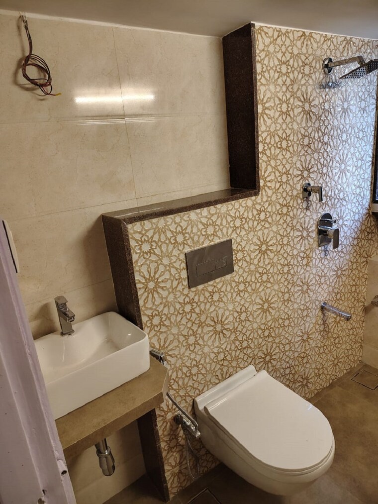 Bathroom, khar west 2 Bedroom 750 Sq.Ft. Apartment In Khar West Mumbai 9403967