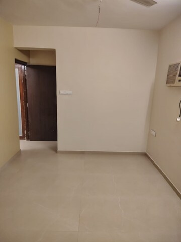 Room in 2 BHK Apartment at Khar West – for Rent