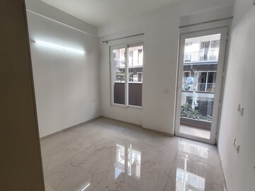 Room in 3 BHK Apartment at Smart World Orchard, Sector 61 – for Rent