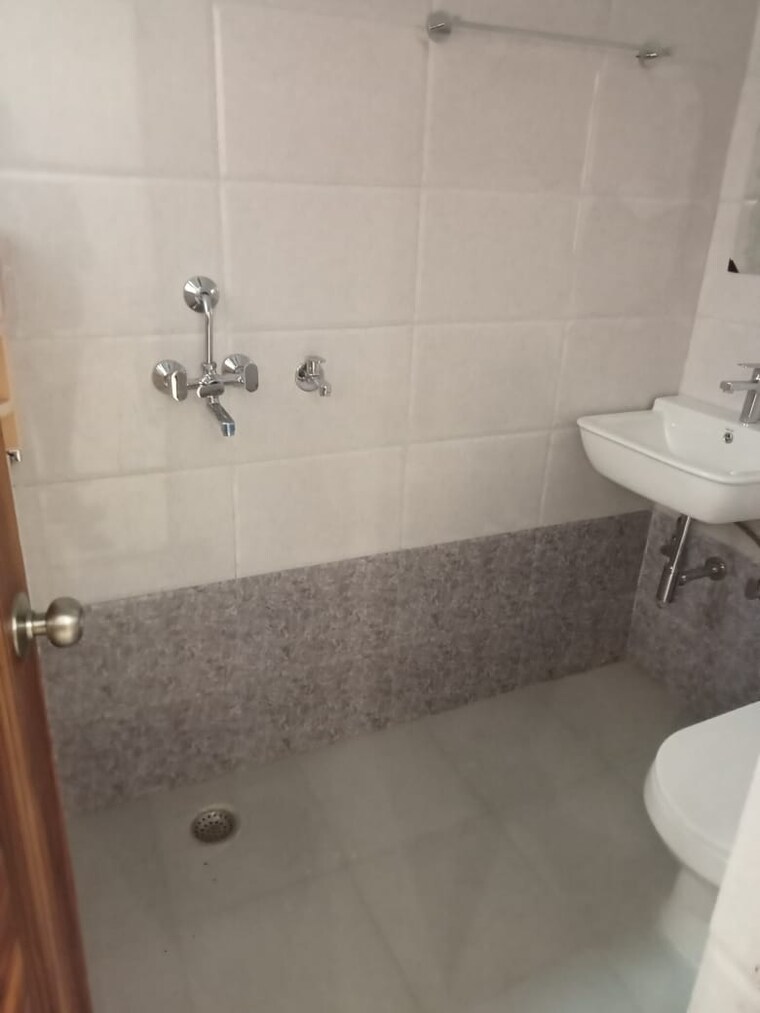 Bathroom, sector 47 2 Bedroom 1463 Sq.Ft. Builder Floor In Sector 47 Gurgaon 9404105