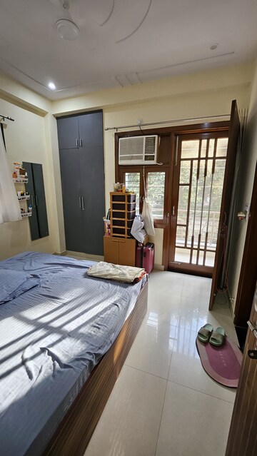 Bedroom in 2 BHK Builder Floor at Sector 40 – for Rent