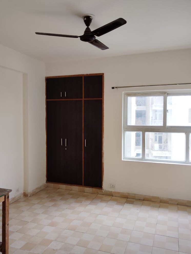 Room, sector 86 3 Bedroom 1200 Sq.Ft. Apartment In Sector 86 Faridabad 9404199
