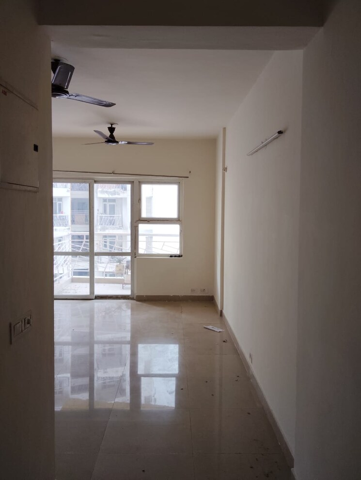 Room, sector 86 3 Bedroom 1200 Sq.Ft. Apartment In Sector 86 Faridabad 9404199