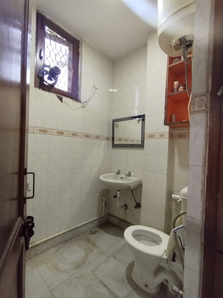 Bathroom, malviya nagar 2 Bedroom 1125 Sq.Ft. Builder Floor In Malviya Nagar Delhi 9404229