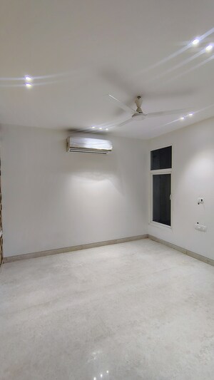 Room in 4 BHK Builder Floor at DLF City Gurgaon, Sector 27 – for Rent