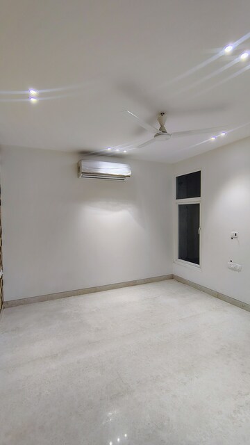 Room in 4 BHK Builder Floor at DLF City Gurgaon, Sector 27 – for Rent