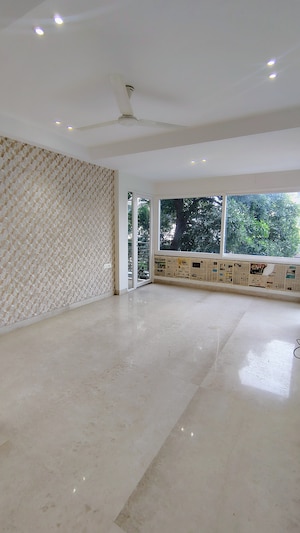 Room in 4 BHK Builder Floor at DLF City Gurgaon, Sector 27 – for Rent