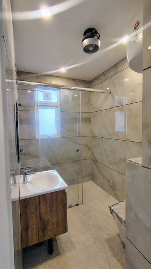 Bathroom in 4 BHK Builder Floor at DLF City Gurgaon, Sector 27 – for Rent