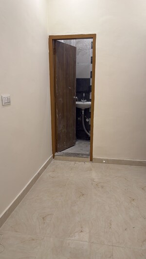 Room in 1.5 BHK Builder Floor at Palam Vihar – for Rent