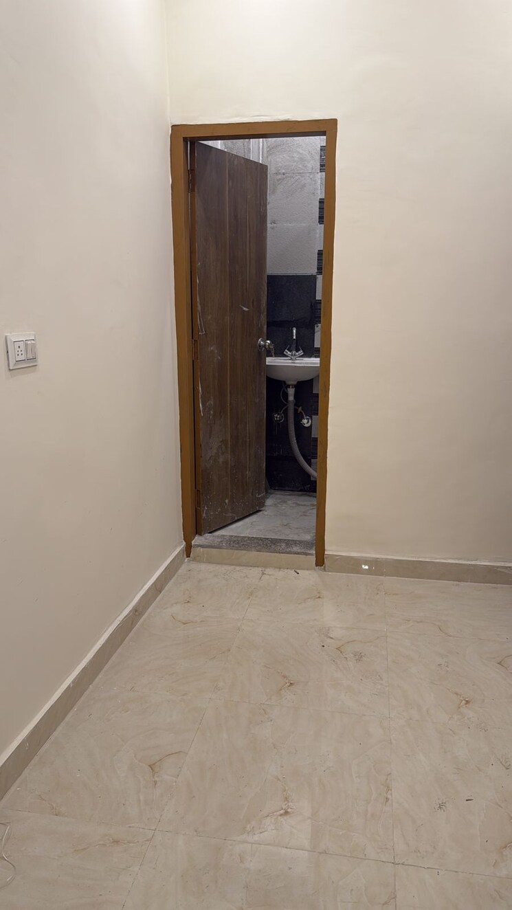 Room, palam vihar 1.5 Bedroom 66 Sq.Yd. Builder Floor In Palam Vihar Gurgaon 9404297