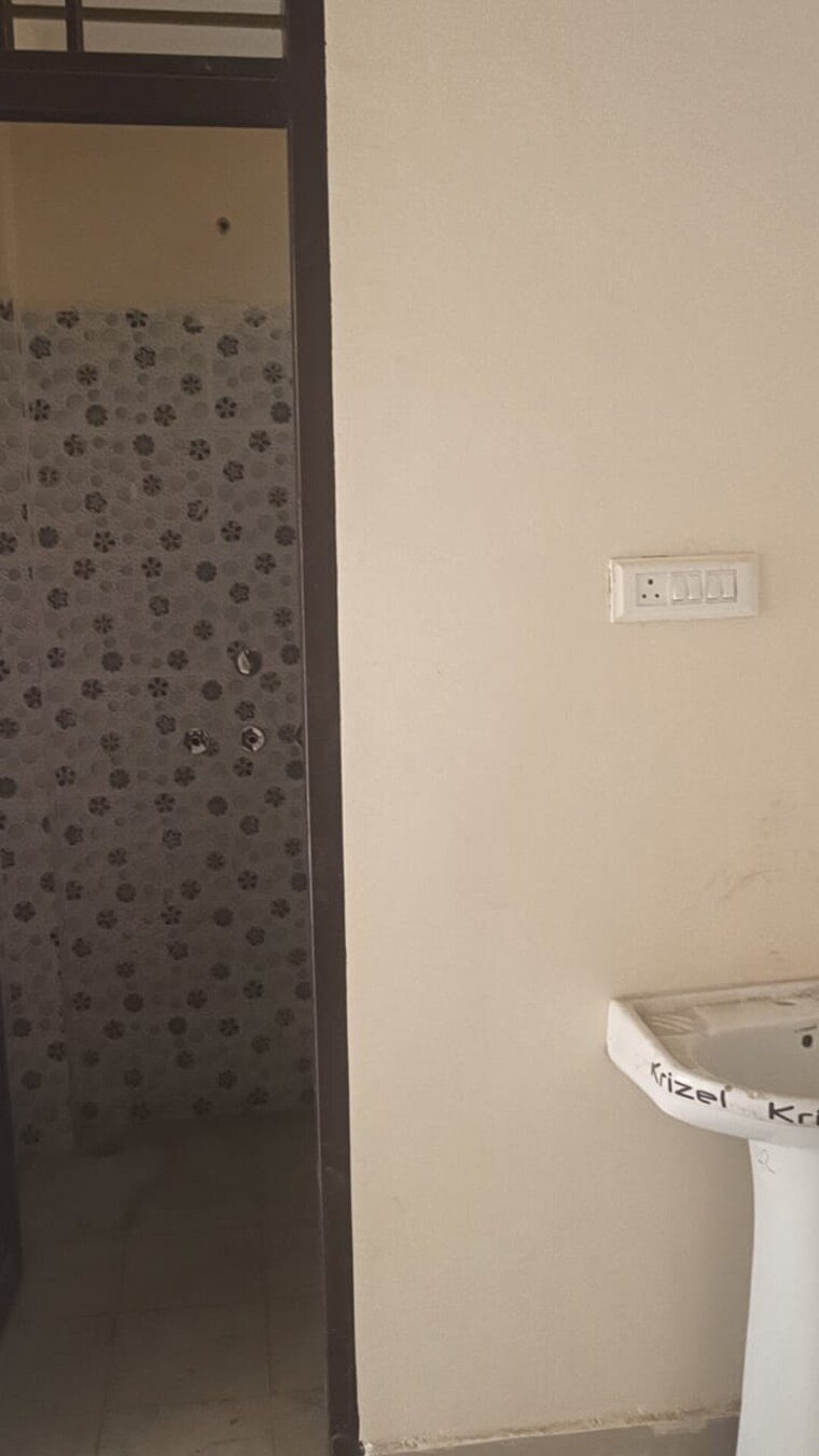 Bathroom, roza jalalpur 2.5 Bedroom 70 Sq.Yd. Independent House In Roza Jalalpur Greater Noida 9404256