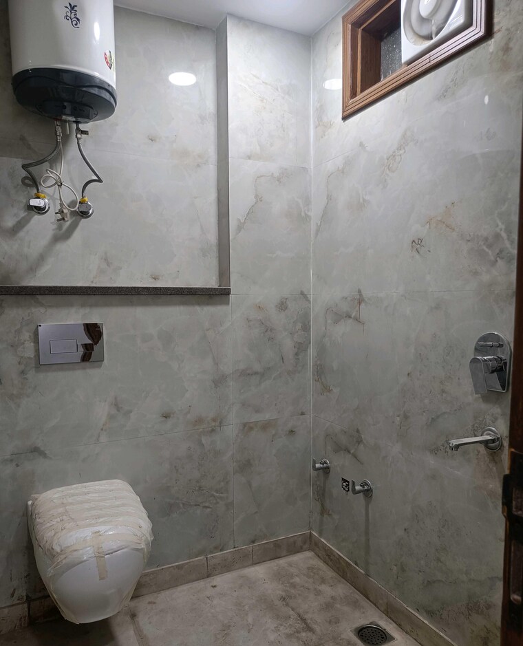 Bathroom, govindpuri 3 Bedroom 900 Sq.Ft. Builder Floor In Govindpuri Delhi 9404290