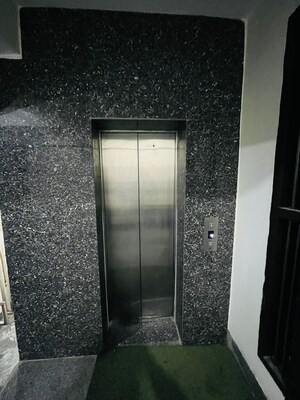 Building Lobby in 1 BHK Builder Floor at Sector 40 – for Rent