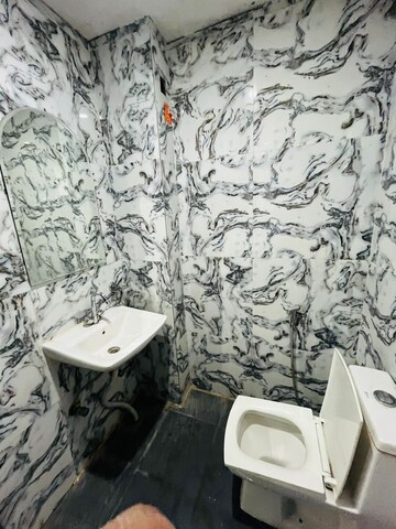 Bathroom in 1 BHK Builder Floor at Sector 40 – for Rent