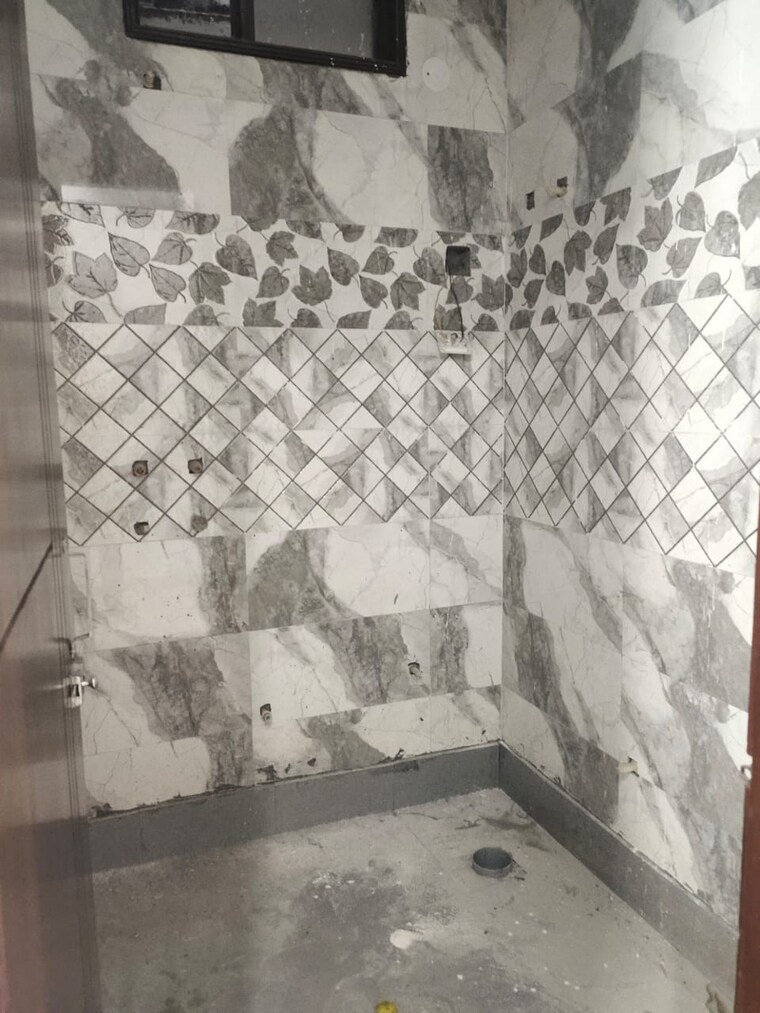 Bathroom, govindpuri 3 Bedroom 900 Sq.Ft. Builder Floor In Govindpuri Delhi 9404520